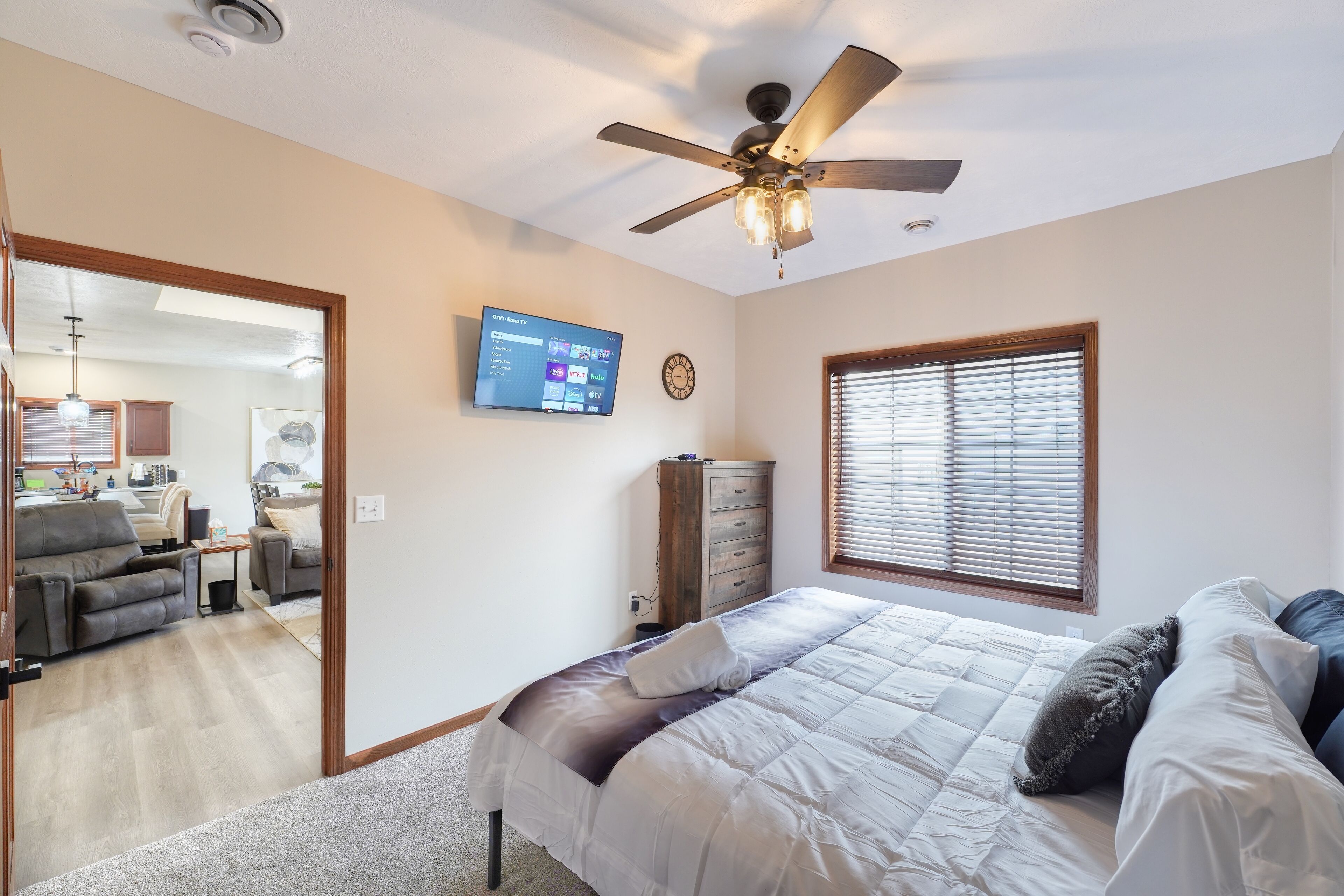 2 多间卧室、办公桌、熨斗/熨衣板、旅行婴儿床