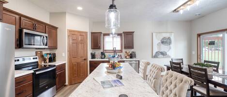 ثلاجة، ميكروويف، فرن، موقد طهي مسطح