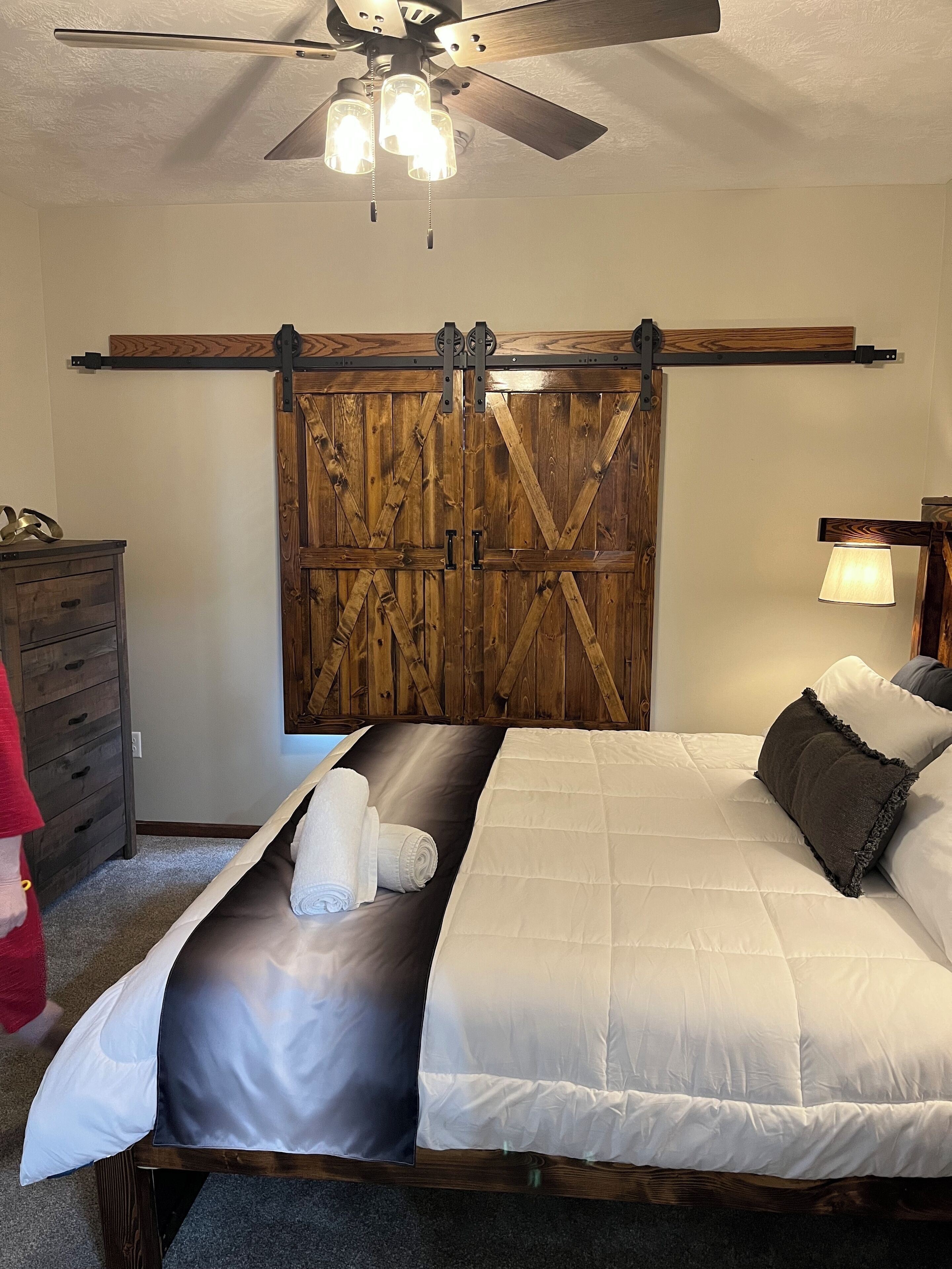 2 bedrooms, desk, iron/ironing board, travel cot