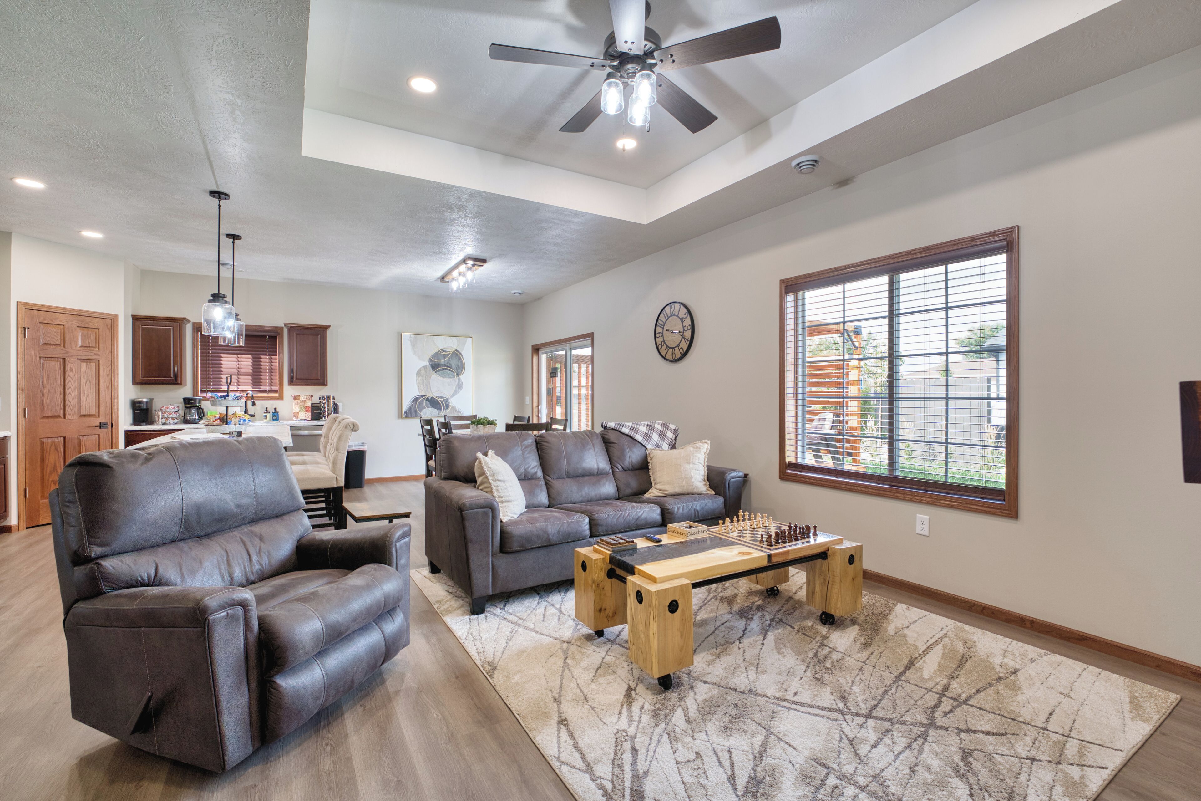 Smart TV, chimenea y libros 