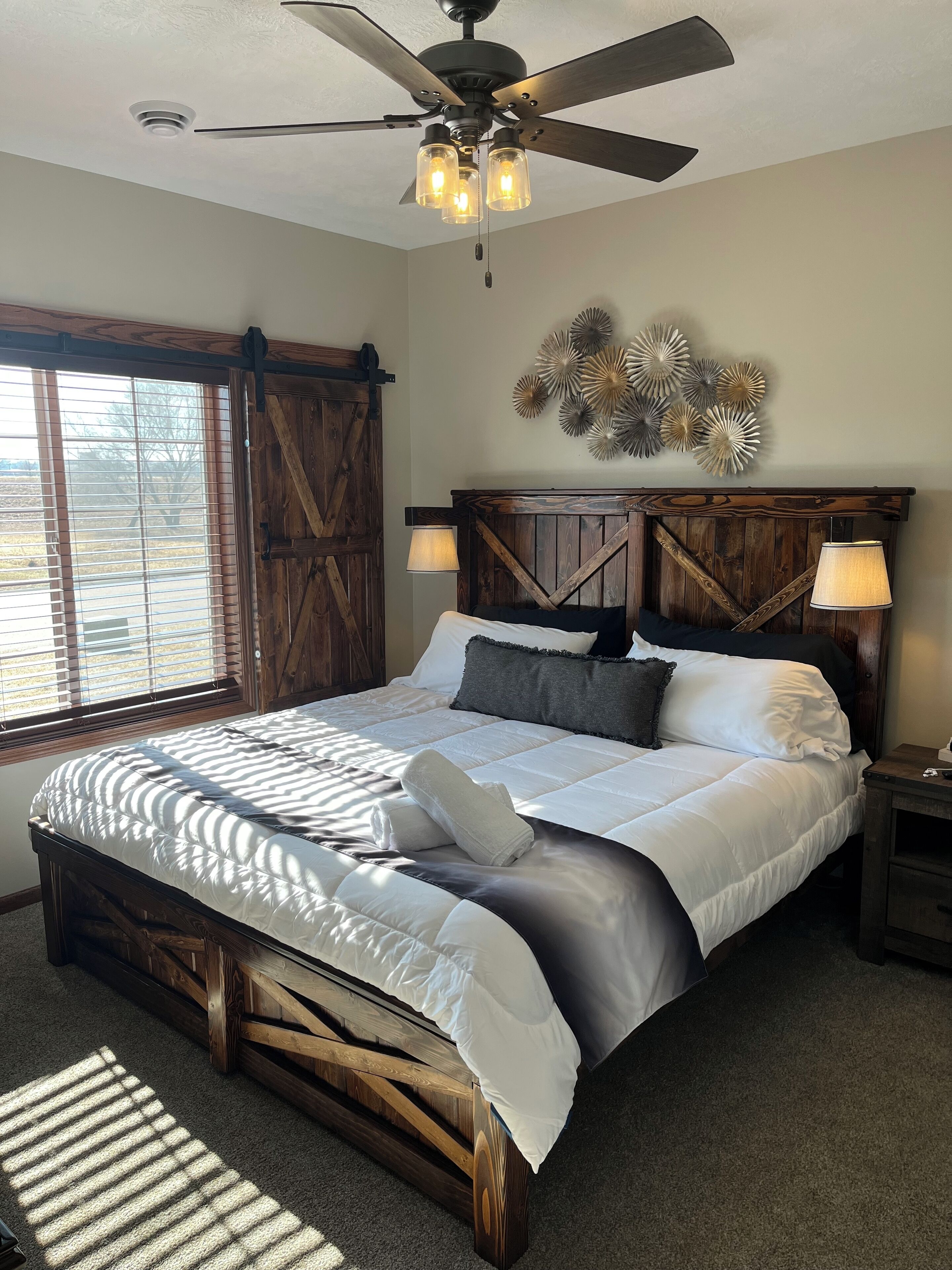 2 sovrum, skrivbord, strykjärn/strykbräda och resesäng