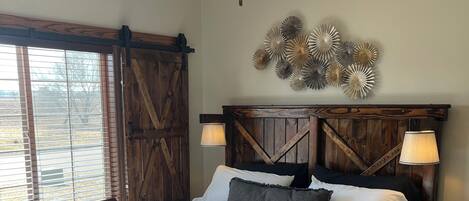 2 sovrum, skrivbord, strykjärn/strykbräda och resesäng