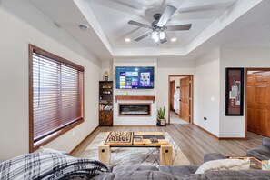 Smart-TV, Kamin, Bücher