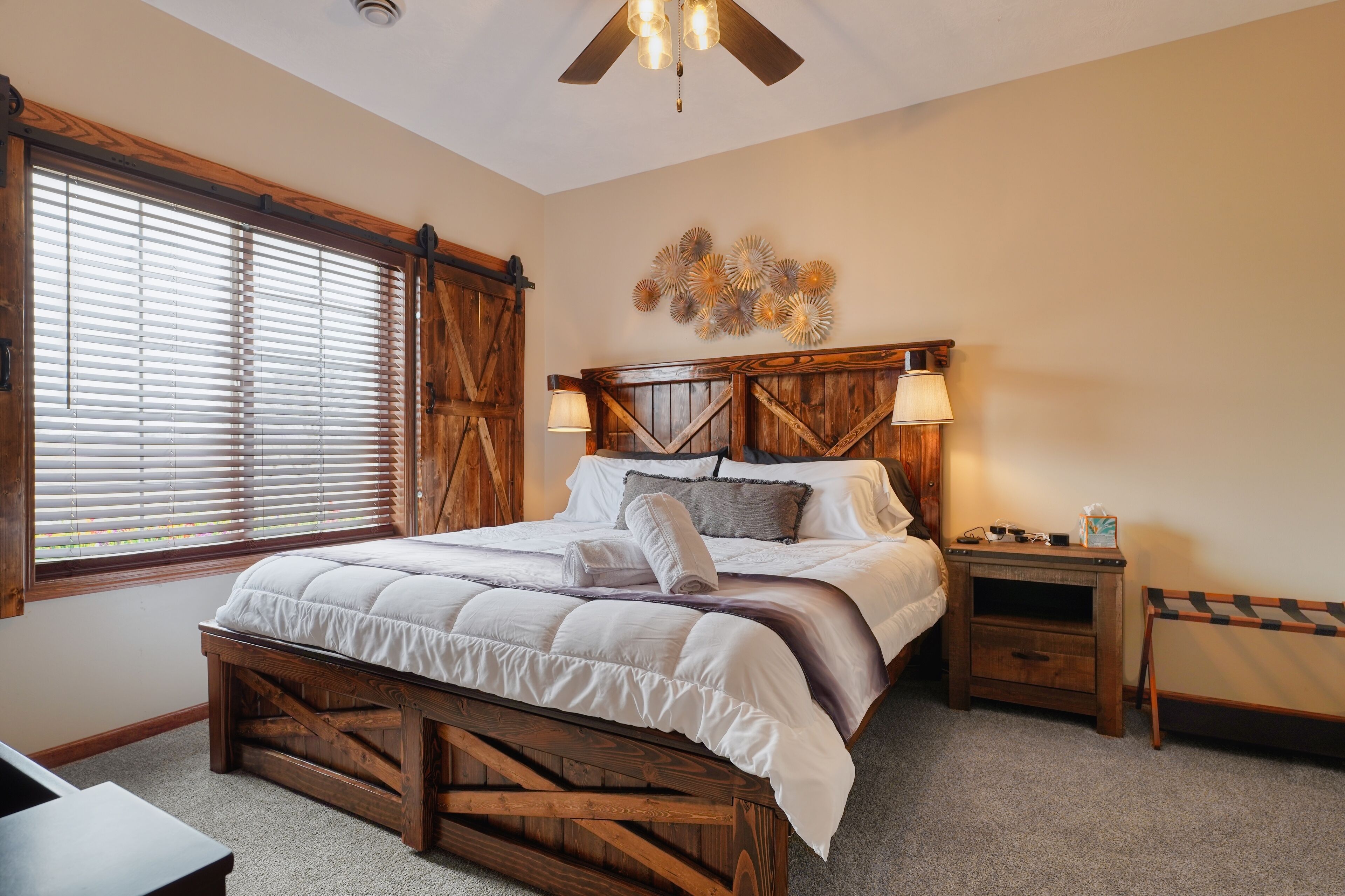 2 bedrooms, desk, iron/ironing board, travel cot