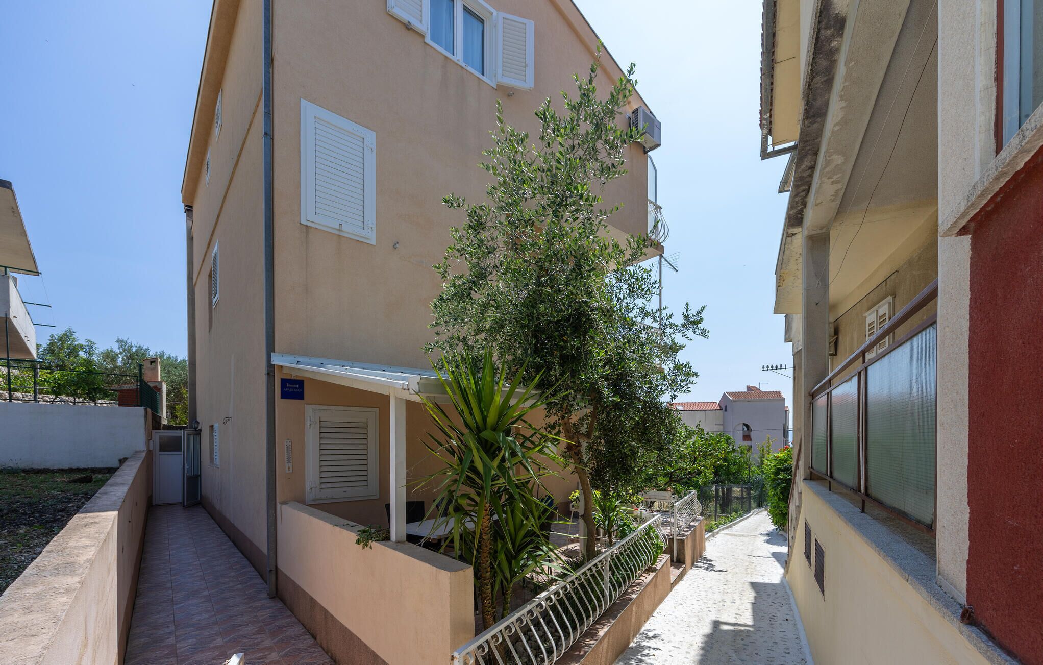 المنطقة المحيطة بالمنشأة