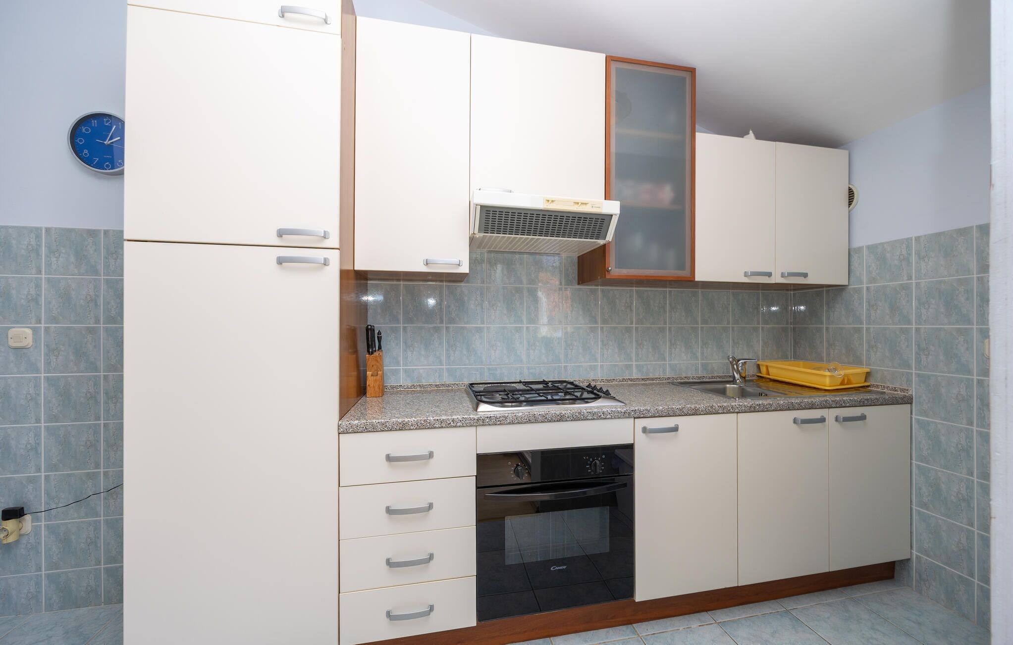 Fridge, dishwasher, coffee/tea maker