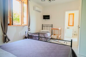 3 bedrooms, desk, WiFi, bed sheets