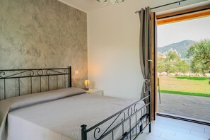 3 bedrooms, desk, WiFi, bed sheets