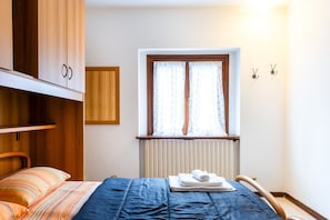 1 bedroom, desk, bed sheets