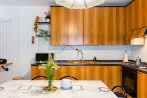 Frigorifero, microonde, forno, piano cottura