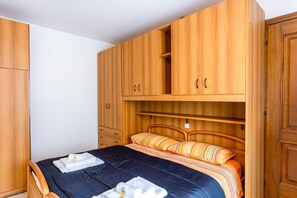 1 Schlafzimmer, Schreibtisch, WLAN, Bettwäsche