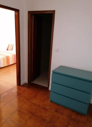 2 室のベッドルーム、アイロン / アイロン台、WiFi (無料)、ベッドシーツ