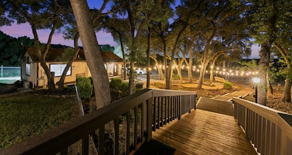 Private Cottage w HOT TUB & Oak Grove