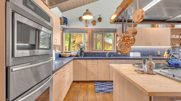 House, Multiple Beds (Fairway Lane - Unit 5) | Private kitchen