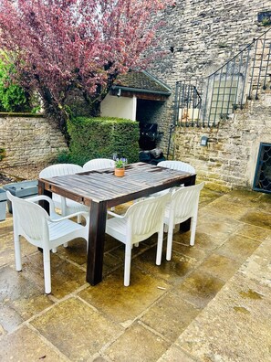 Outdoor dining - La petite Bourguignonne 10 minutes from Beaune, Pets allowed (Meloisey)