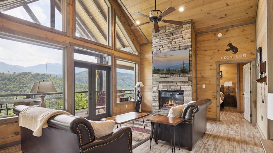Gorgeous Cabin w Hot Tub Firepit Gameroom