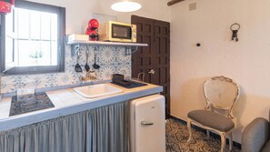 Kjøleskap, mikrobølgeovn, kokeplater og kaffetrakter/tekoker