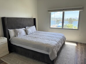 2 عدّة غرف نوم ومكواة/لوح كي وواي فاي وملاءات أسرّة