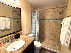 Doccia, asciugacapelli, asciugamani, sapone