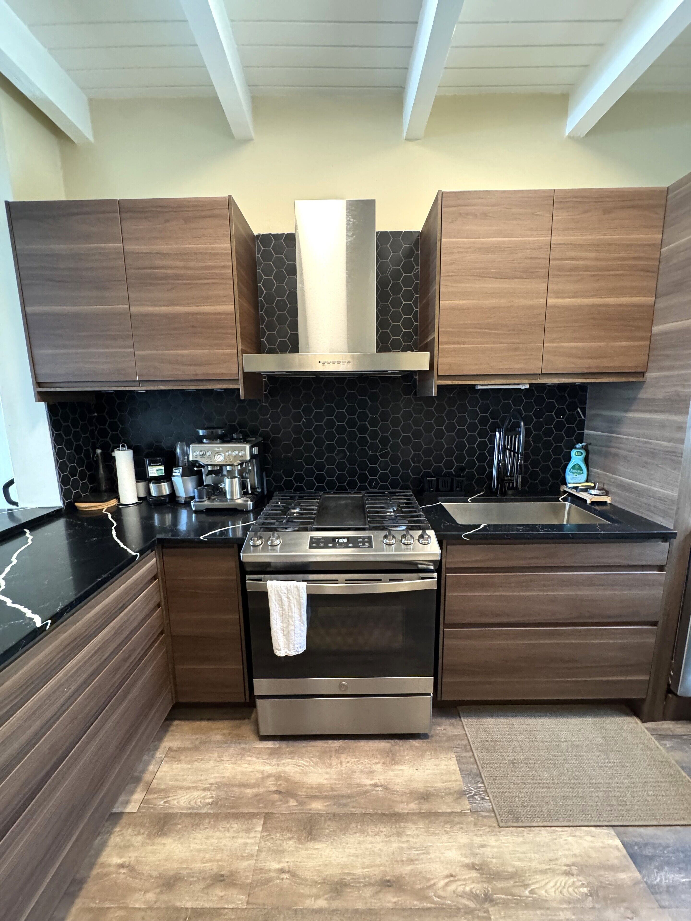 Mikrovågsugn, ugn, spishäll och diskmaskin