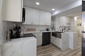 Geladeira, micro-ondas, fogão, cooktop