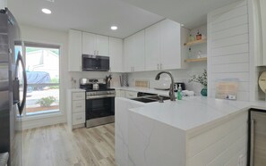 Kühlschrank, Mikrowelle, Ofen, Herdplatte