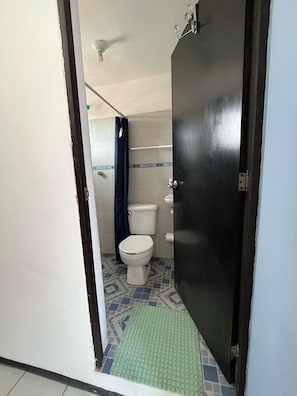Douche, serviettes fournies, savon, papier toilette