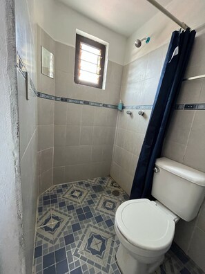 Douche, serviettes fournies, savon, papier toilette