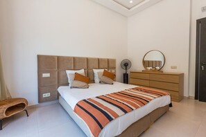 3 bedrooms, iron/ironing board, WiFi, bed sheets - 3-Bedroom Villa Retreat : Pool, Jacuzzi, Traditional Hammam & Tranquil Greenery (Marrakech)