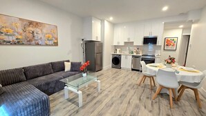 Un apartamento moderno con sala de estar, comedor y cocina.