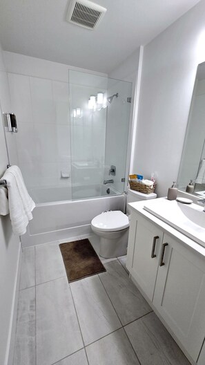 Een haardroger, een bidet, handdoeken, zeep