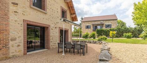 تناول الطعام بالخارج