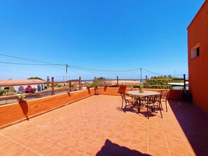 Chalet, 2 habitaciones, patio, vista al jardín | Restaurante al aire libre