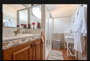 Chalet, 2 habitaciones, patio, vista al jardín | Baño