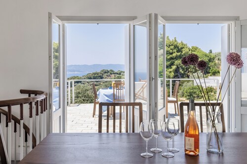 Still Horizon House-Located at the top of Loutraki port-Sunset & Sea view