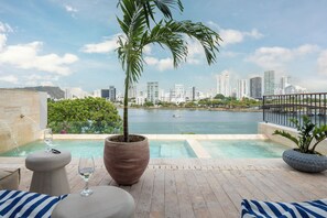 Una piscina al aire libre