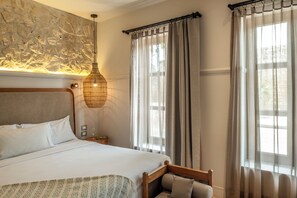 Kamar Double Deluks | Seprai premium, minibar, meja kerja, dan ruang kerja ramah laptop