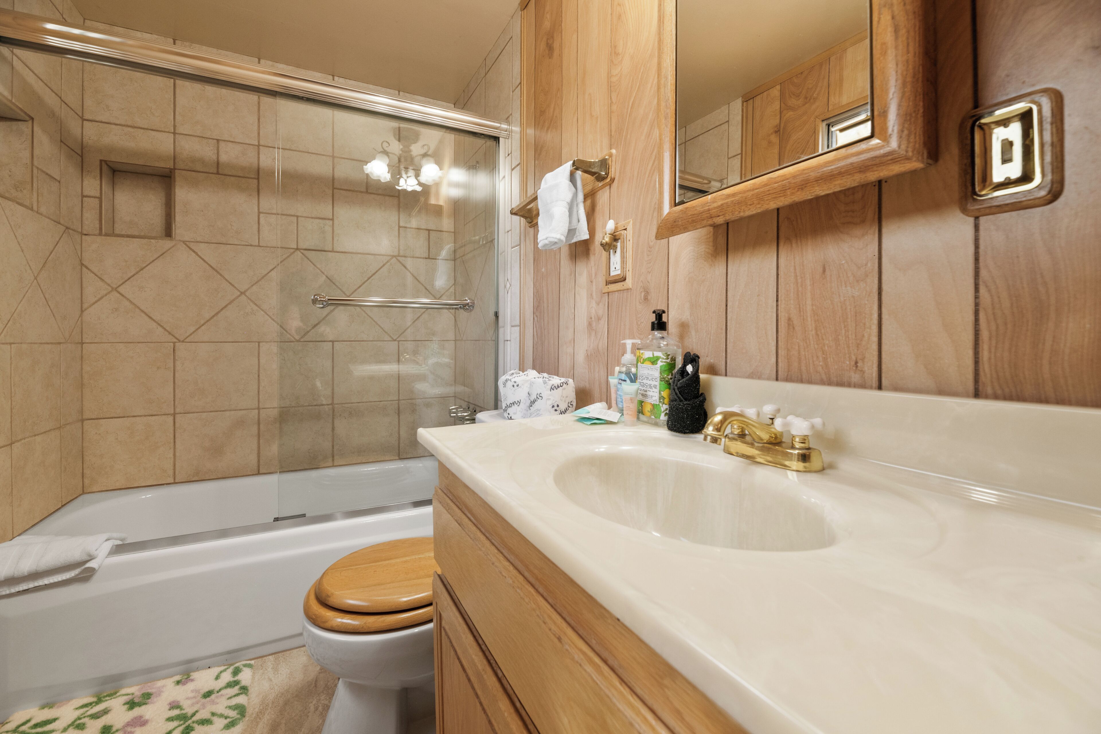 Ein Badezimmer mit Badewanne, Toilette und Waschbecken.