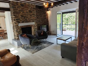 Smart TV, fireplace - 3-bedroom house at the border of the river in charming Laifour (Laifour)