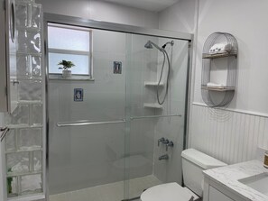 Dutxa, assecador de cabells, tovalloles i sabó 