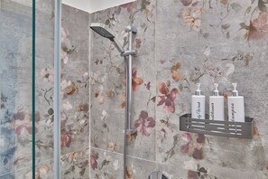 Douche, sèche-cheveux, bidet, serviettes fournies