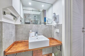 Dusche, Haartrockner, Bidet, Handtücher