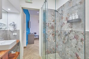 Dusche, Haartrockner, Bidet, Handtücher