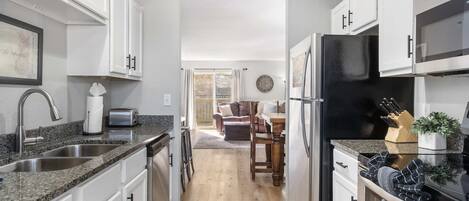 Apartamento, varias camas, balcón (Tranquil Getaway) | Cocina privada | Frigorífico, microondas, horno y placa de cocina