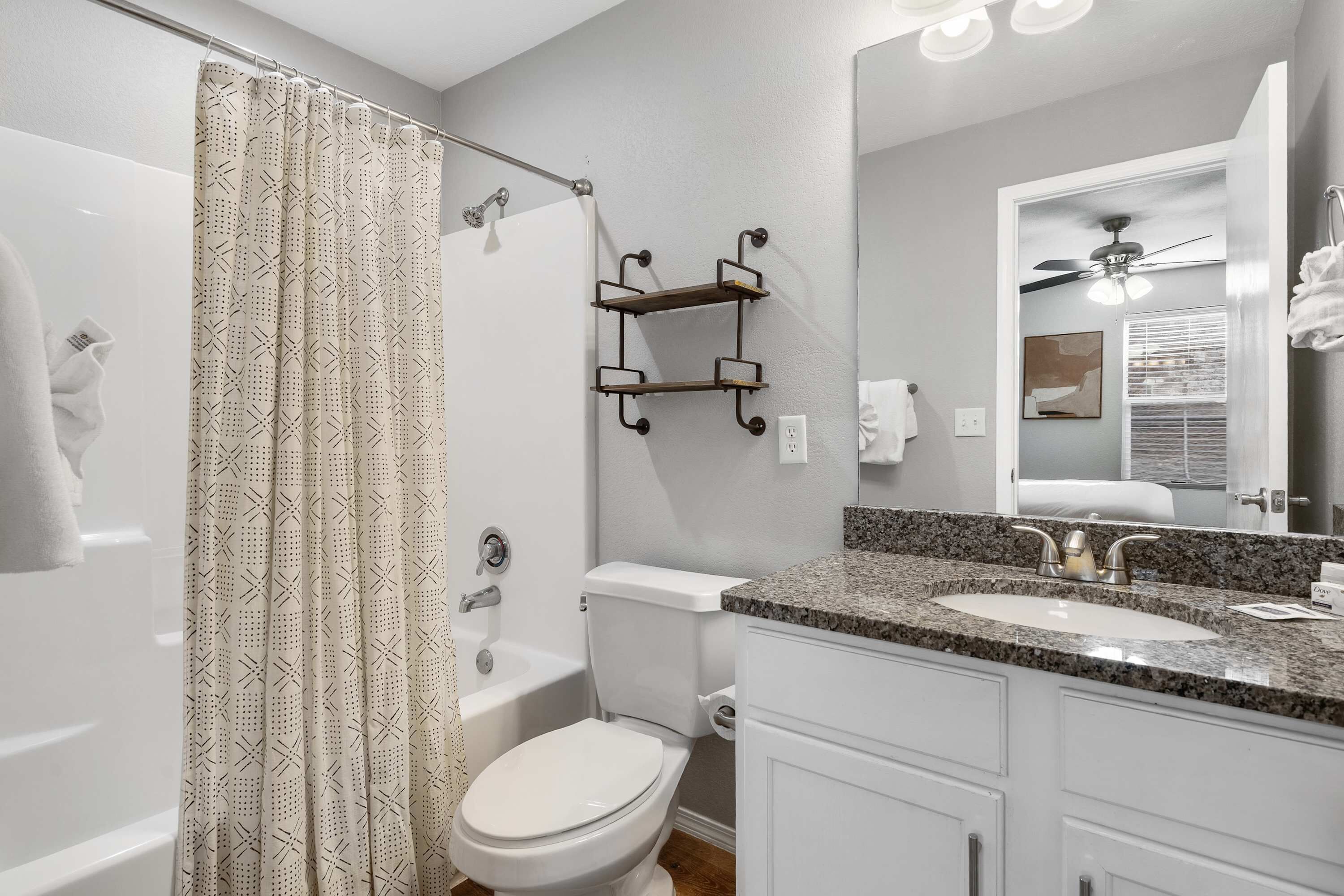 Ein modernes Badezimmer mit Dusche, Toilette und Waschbecken.