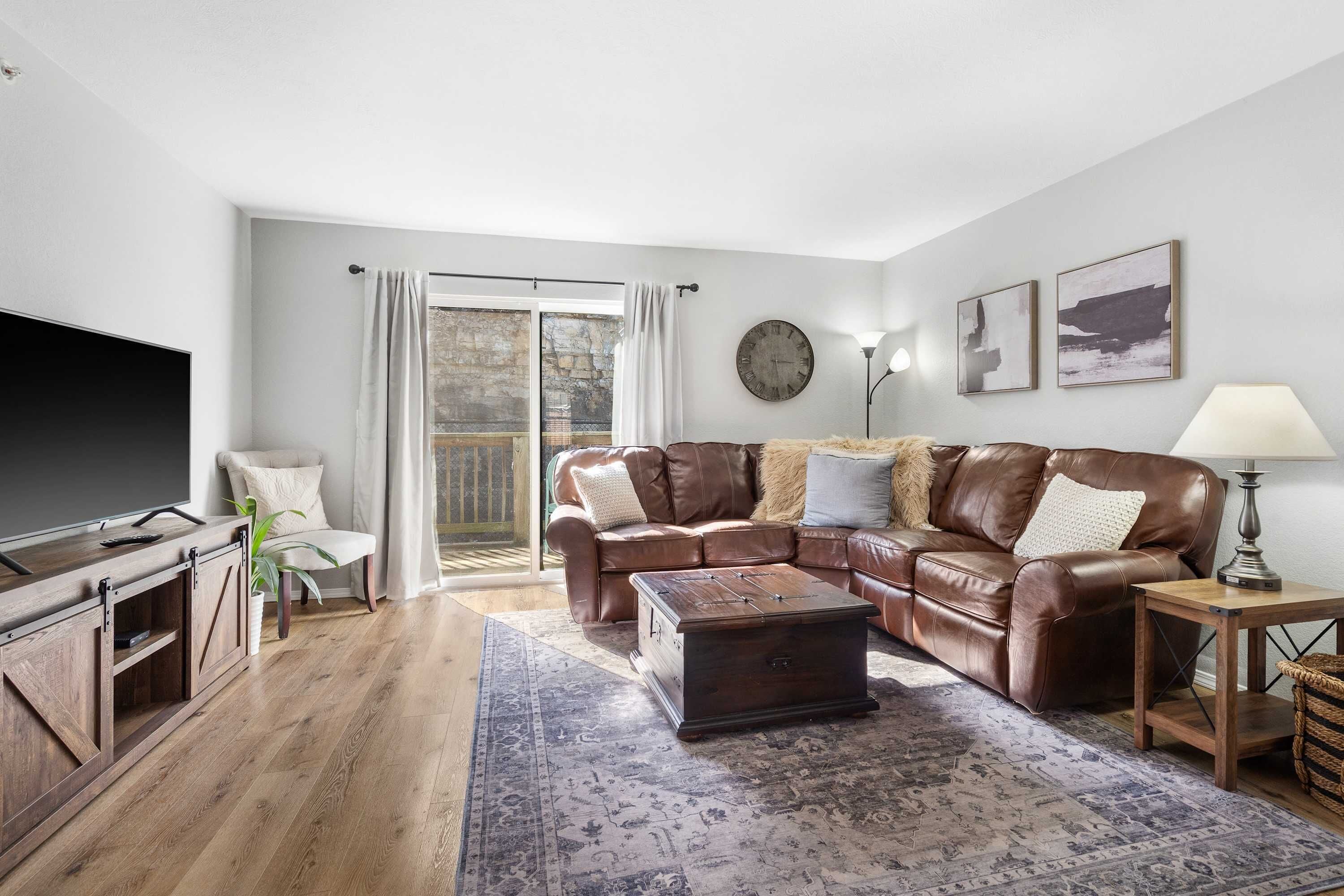 Condo, varias camas, balcón (Tranquil Getaway) | Área de sala de estar | Televisión de pantalla plana de 42 pulgadas con canales digitales 