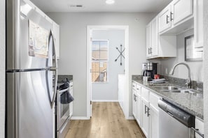 Appart'hôtel, plusieurs lits, balcon (Tranquil Getaway) | Cuisine privée | Réfrigérateur, micro-ondes, four, plaque de cuisson