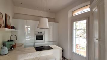 Een koelkast, een microgolfoven, een oven, een kookplaat