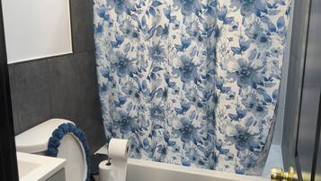 Deluxe Double Room | Bathroom