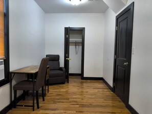 Deluxe Double Room | Free WiFi - TKC Log (Newark)